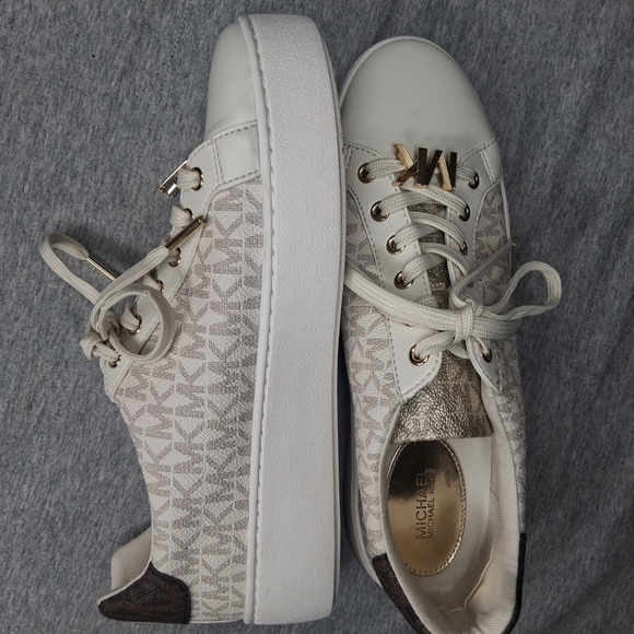 Michael Kors Women's Poppy Lace Up Vanilla Sneakers Gold MK Logo 8M - Picture 3 of 16